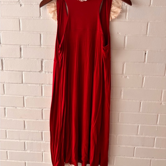 Red dress with lace accents - Picture 5 of 6
